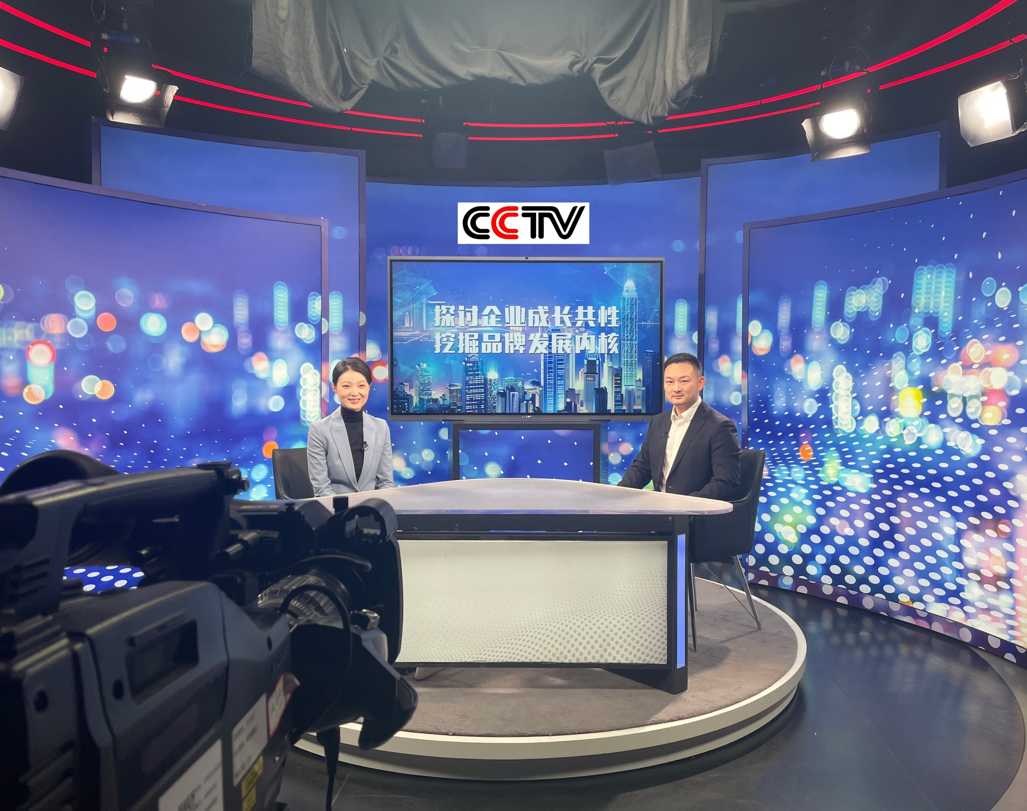 楊總走進(jìn)央視演播廳，探討企業(yè)成長方向