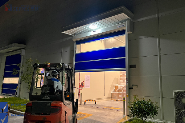 大金工廠車(chē)間安裝快速門(mén)