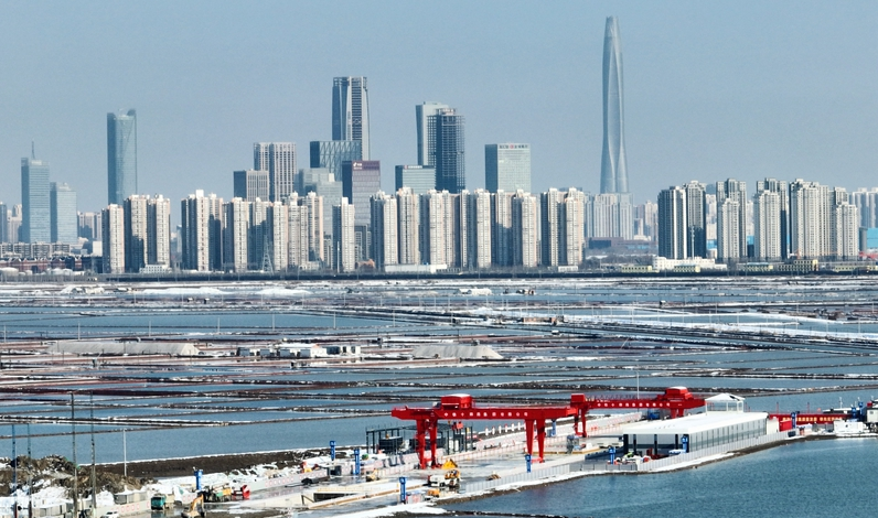 2024年1月18日拍攝的盾構機始發(fā)現(xiàn)場（無人機照片）。當日，由中鐵十四局承建的津濰高鐵津沽海河隧道超大直徑盾構機“津城一號”順利始發(fā)，標志著京津冀地區(qū)開挖直徑最大、掘進距離最長的高鐵盾構隧道正式開始掘進。